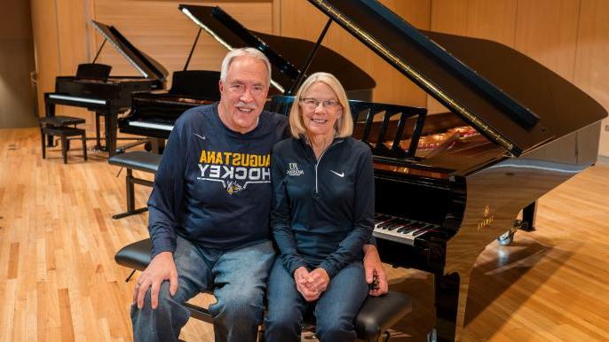 John 和Jan Johnson at Hamre Hall Pianos